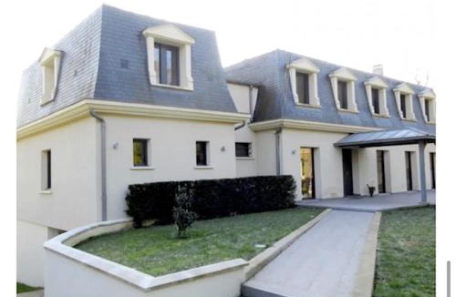 Le Mesnil-le-Roi Bed & Breakfast | Petit coin de paradis