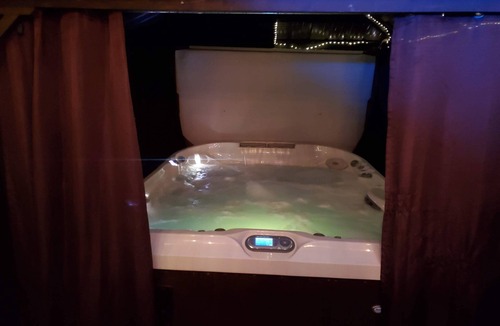 Granby Apartment | Petit loft avec immense jacuzzi et terrasse exotique