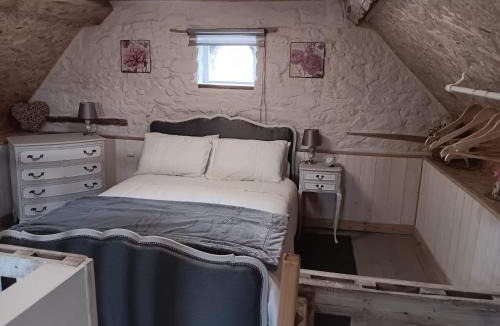 Saint-Aubin-Fosse-Louvain House | Petit Maison
