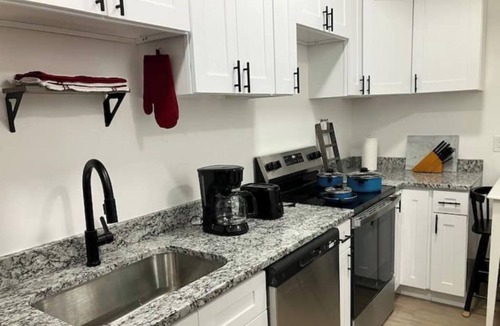 Somersworth Apartment | Petit & Modern w/Parking ~ Wine