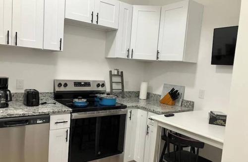 Somersworth Apartment | Petit & Modern w/Parking ~ Wine
