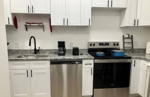 Somersworth Apartment | Petit & Modern w/Parking ~ Wine