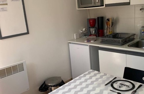 Le Breuil Apartment | Petit studio wet room