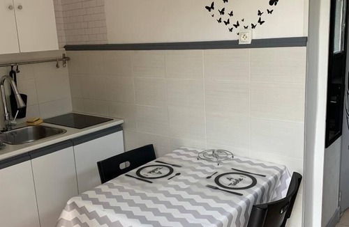 Le Breuil Apartment | Petit studio wet room