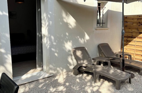 Les Baraques Villa | Petit T2 Bas de Villa Avec Extérieur Privatif