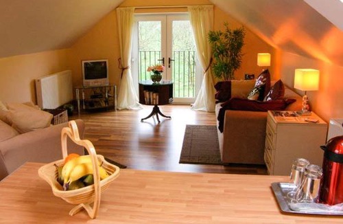 Melplash Apartment | Petite Bella