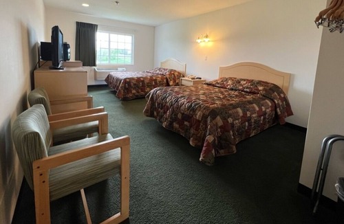 Red Bud Apartment | Petite Double Queen Suite with Free Parking!