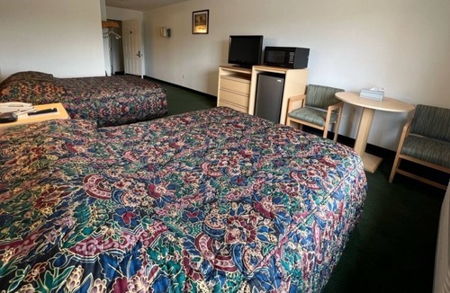 Red Bud Apartment | Petite Double Queen Suite with Free Breakfast!
