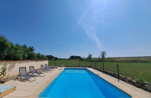 Saint-Pierre-de-Juillers Villa | Petite Hirondelles with pool