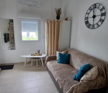 Saint-Andre-les-Vergers House | Petite Maison