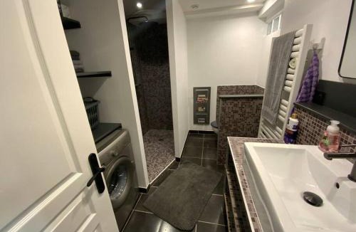 Saint-Maurice-de-Remens Apartment | Petite maison de village