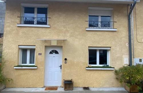 Saint-Maurice-de-Remens Apartment | Petite maison de village