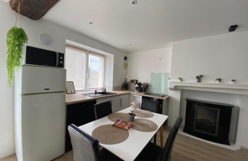 Le Bourgneuf-la-Foret Apartment | Petite maison de bourg