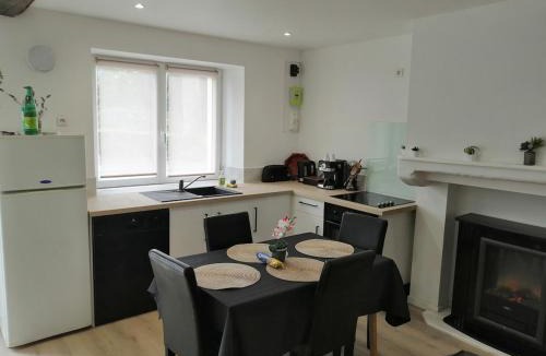 Le Bourgneuf-la-Foret Apartment | Petite maison de bourg