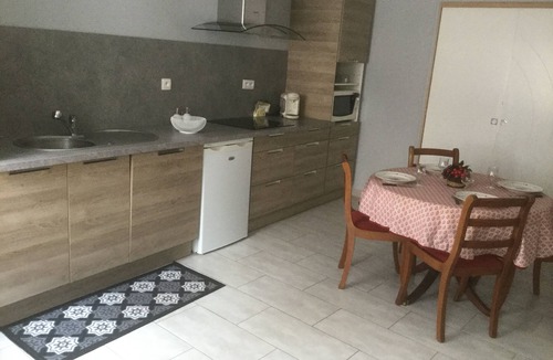 Ligny-le-Chatel House | Petite Maison Dans le Chablisien