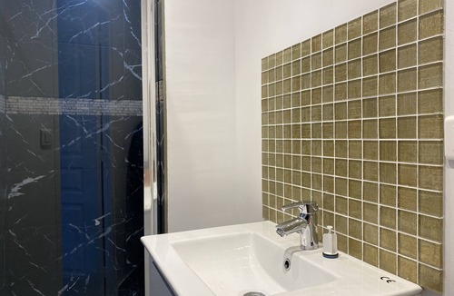 Saint-Louis House | Petite maison-House-Comfort-Wet room-Street View