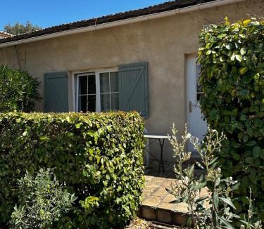Bologne House | Petite maison mitoyenne, clim, rénovée, calme