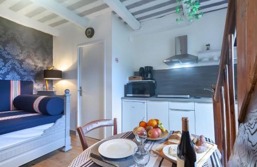 Nuces House | Petite maison, Rodez, Conques
