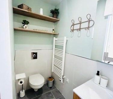 Landremont House | Petite maison sur la colline