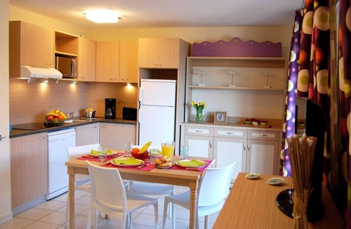 Saint-Cyprien Plage House | Petite Maisonnette duplexe près de la Plage | Accès Piscine, parking + golf !