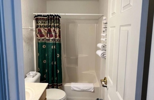Red Bud Bed & Breakfast | Petite Queen Economy Room in a Friendly Town!