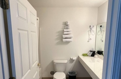 Renault Bed & Breakfast | Petite Queen Suite with Free Parking!