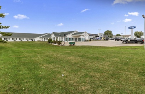 Renault Bed & Breakfast | Petite Queen Suite with Free Parking!