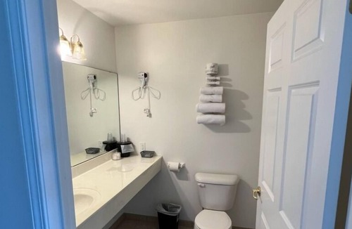 Renault Bed & Breakfast | Petite Queen Suite with Free Breakfast and Parking