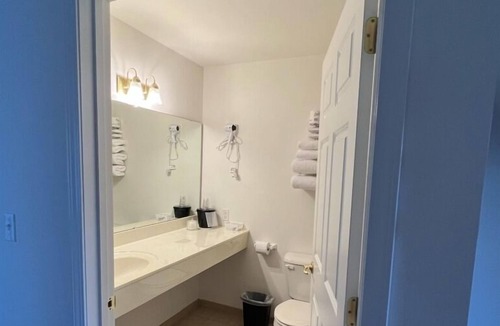 Red Bud Bed & Breakfast | Petite Single King Suite with Free Parking!