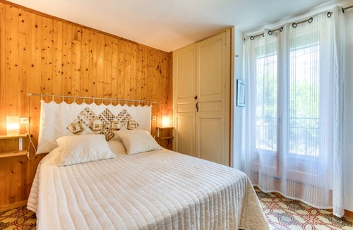 Saint-Pargoire Bed & Breakfast | 'Petite Suite Douillette' Guest Room with Balcony, Wi-Fi, and Air Conditioning