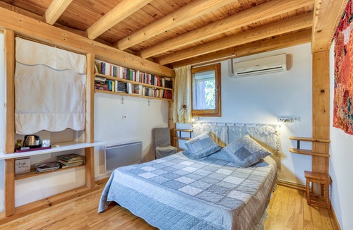 Saint-Pargoire Bed & Breakfast | 'Petite Suite Douillette' Guest Room with Balcony, Wi-Fi, and Air Conditioning