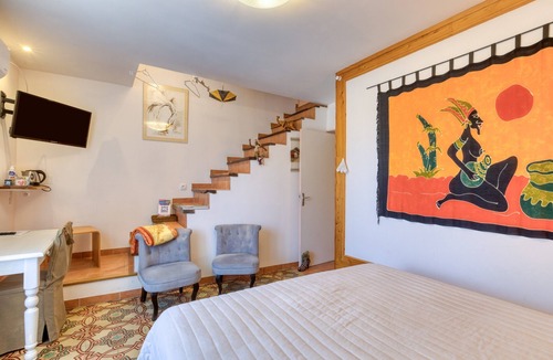 Saint-Pargoire Bed & Breakfast | 'Petite Suite Douillette' Guest Room with Balcony, Wi-Fi, and Air Conditioning