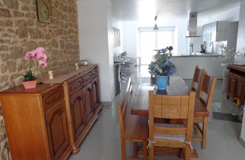 Puilly-et-Charbeaux House | Petites fleurs des champs