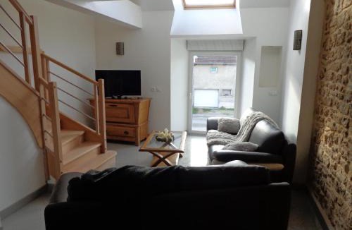 Puilly-et-Charbeaux House | Petites fleurs des champs