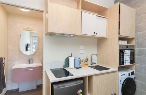 Petone Apartment | Petone City Studio with Balcony