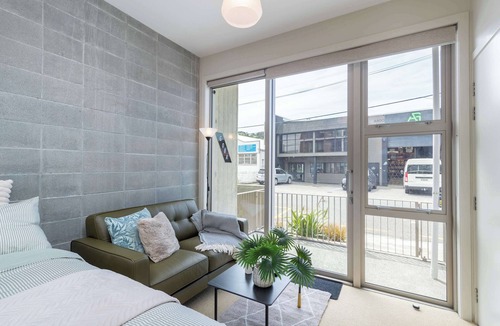 Petone Apartment | Petone City Studio with Balcony