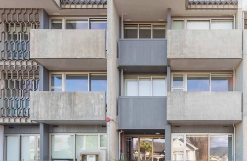 Petone Apartment | Petone Studio - Balcony, Bath Tub, Sleeps 2