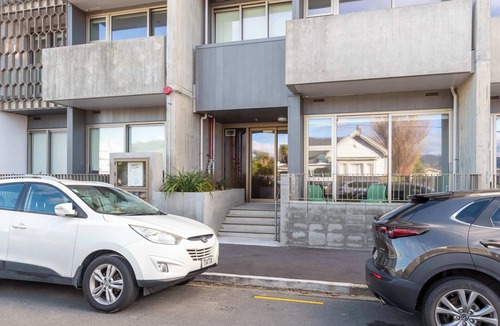 Petone Apartment | Petone Studio - Balcony, Bath Tub, Sleeps 2