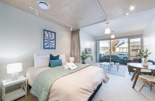 Petone Apartment | Petone Studio - Balcony Bath Tub Sleeps 2