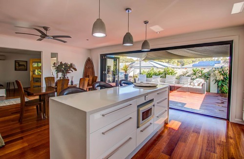Burleigh Waters House | Pets Allowed Burleigh Beach Pad