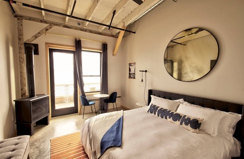 Astoria Hotel | Pets Allowed, River View King Room at Bowline Hotel