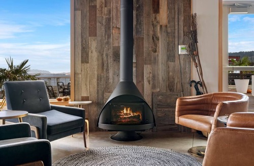 Astoria Hotel | Pets Allowed, River View King Room at Bowline Hotel