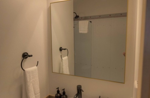 Astoria Hotel | Pets Allowed, River View King Room at Bowline Hotel