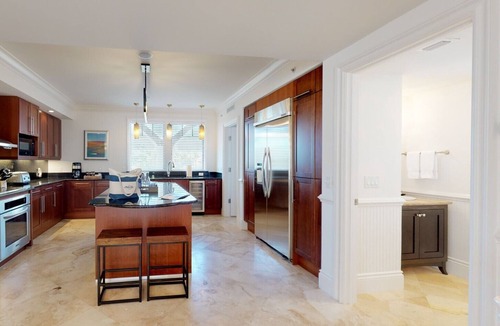 Marathon House | Pets, People & Pocketbook Friendly- Marlin Bay