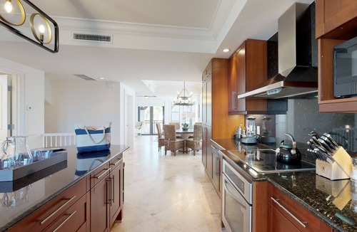 Marathon House | Pets, People & Pocketbook Friendly- Marlin Bay