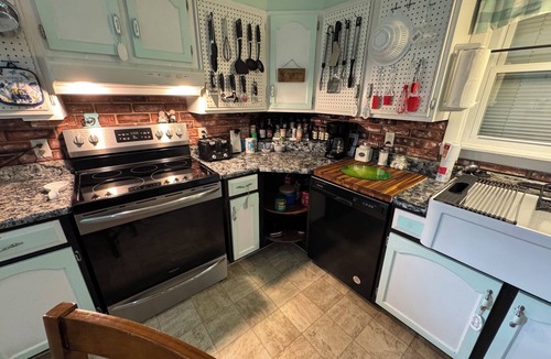 Monroe House | Pets stay Free! Hot Tub, Fire Pit,