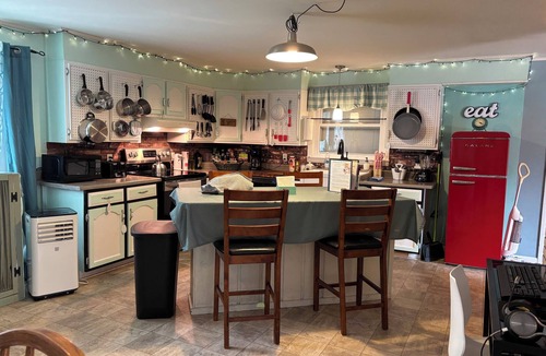 Monroe House | Pets stay Free! Hot Tub, Fire Pit,