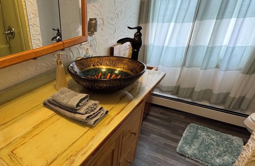 Monroe House | Pets stay Free! Hot Tub, Fire Pit,