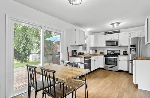 Rockford House | Pets welcome! Deck+Fenced back yard+ King Bed+Bedroom TV