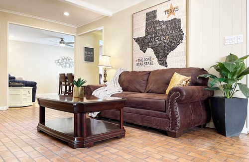 Richardson House | Pets Welcome! HOT TUB, Games, Backyard, Free Wine, WiFi, 4 TVs